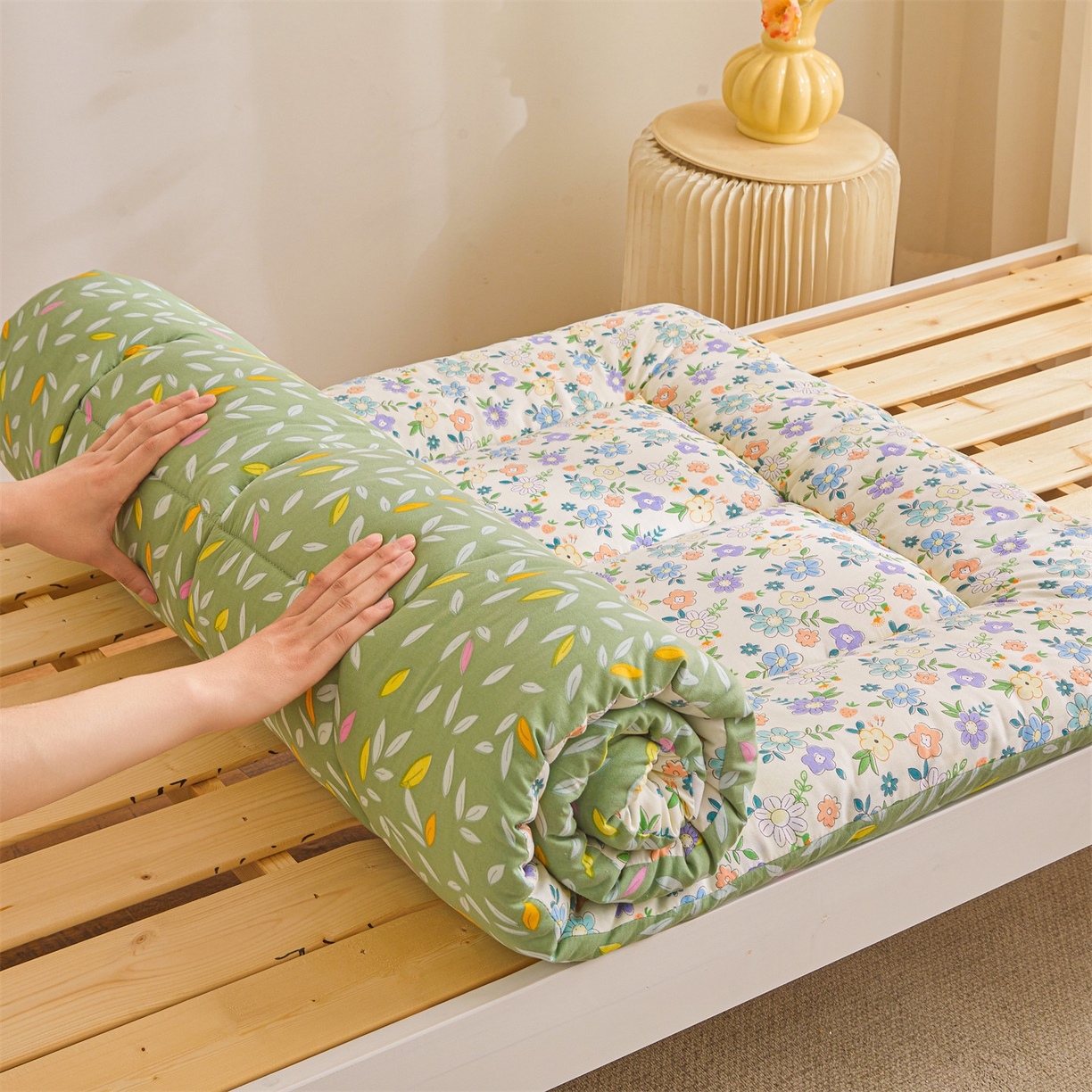 91家纺网 家纺一手货源 找家纺 梵蒂莎 2025新款新疆棉花四季款秋冬两用床垫子褥子宿舍印花学生款棉花床褥垫（场景1）（含买家秀） 花韵恬梦-床垫