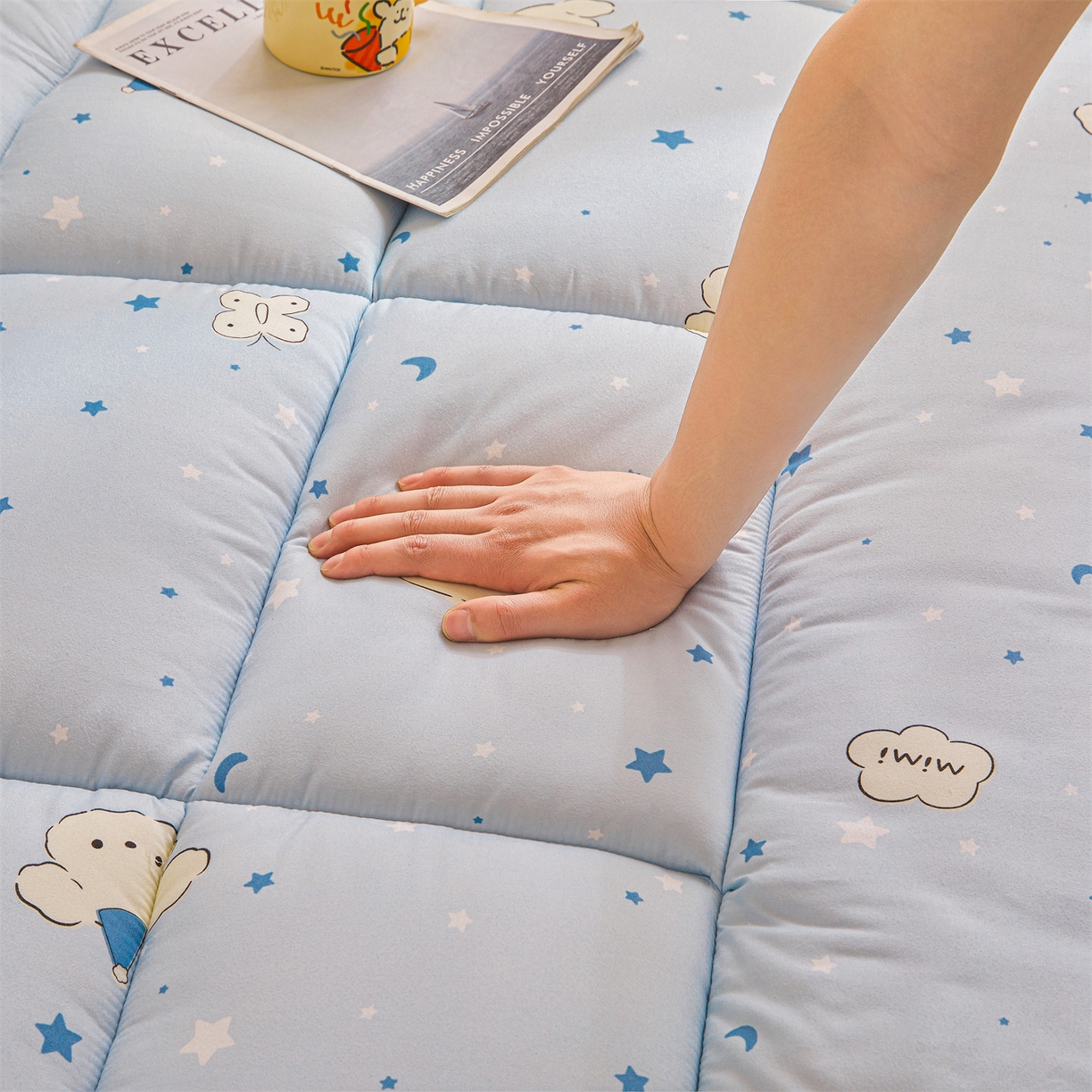 91家纺网 家纺一手货源 找家纺 梵蒂莎 2025新款新疆棉花四季款秋冬两用床垫子褥子宿舍印花学生款棉花床褥垫（场景1）（含买家秀） 晚安小狗-床垫