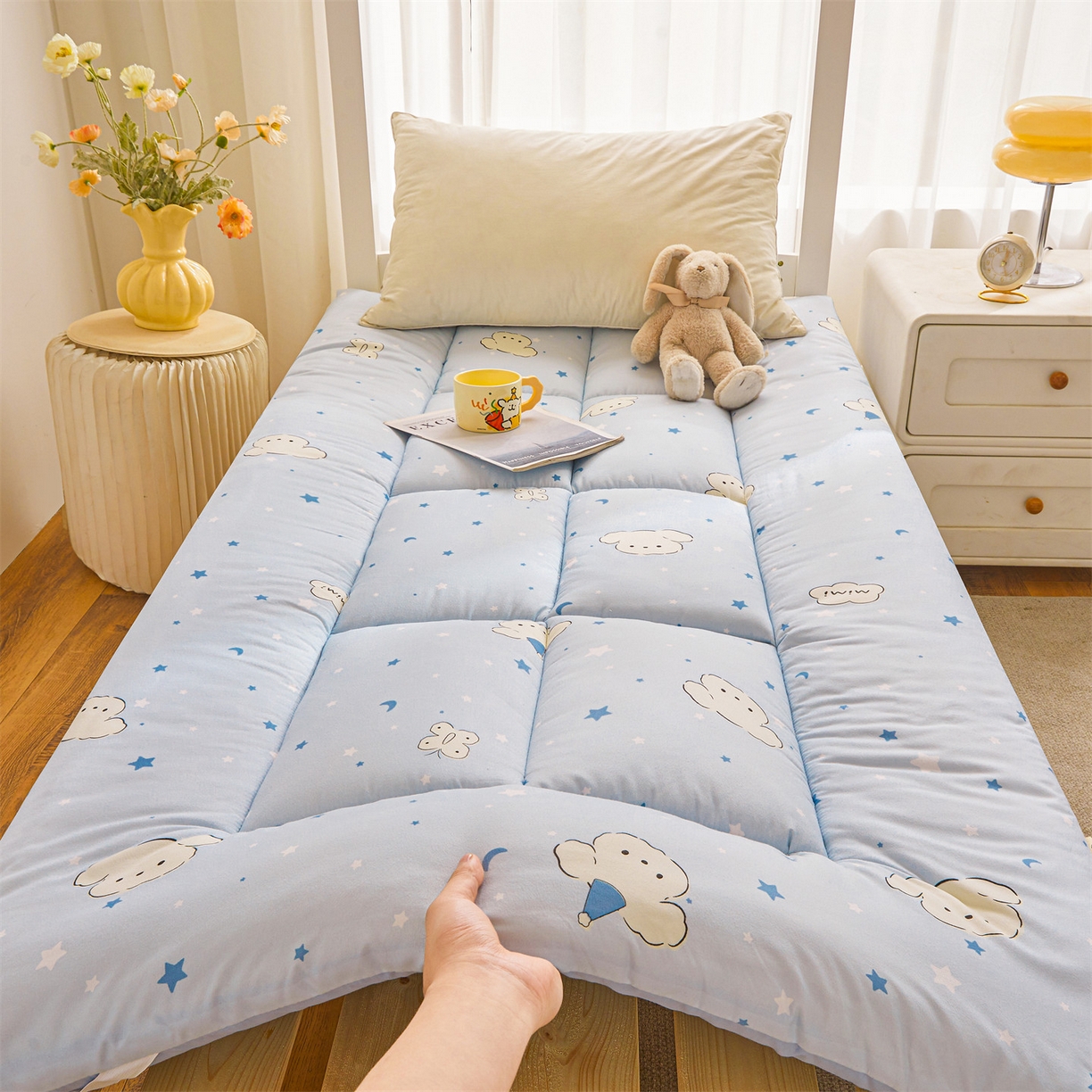 91家纺网 家纺一手货源 找家纺 梵蒂莎 2025新款新疆棉花四季款秋冬两用床垫子褥子宿舍印花学生款棉花床褥垫（场景1）（含买家秀） 晚安小狗-床垫