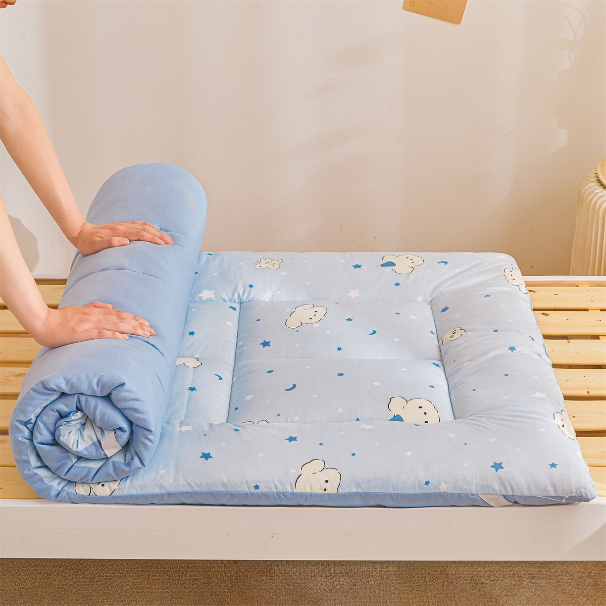 91家纺网 家纺一手货源 找家纺 梵蒂莎 2025新款新疆棉花四季款秋冬两用床垫子褥子宿舍印花学生款棉花床褥垫（场景1）（含买家秀） 晚安小狗-床垫