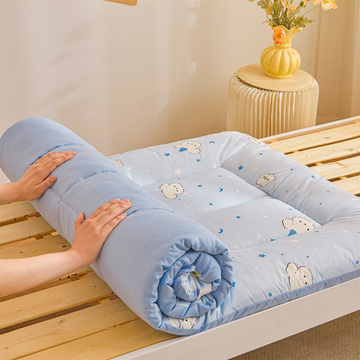 91家纺网 家纺一手货源 找家纺 梵蒂莎 2025新款新疆棉花四季款秋冬两用床垫子褥子宿舍印花学生款棉花床褥垫（场景1）（含买家秀） 晚安小狗-床垫