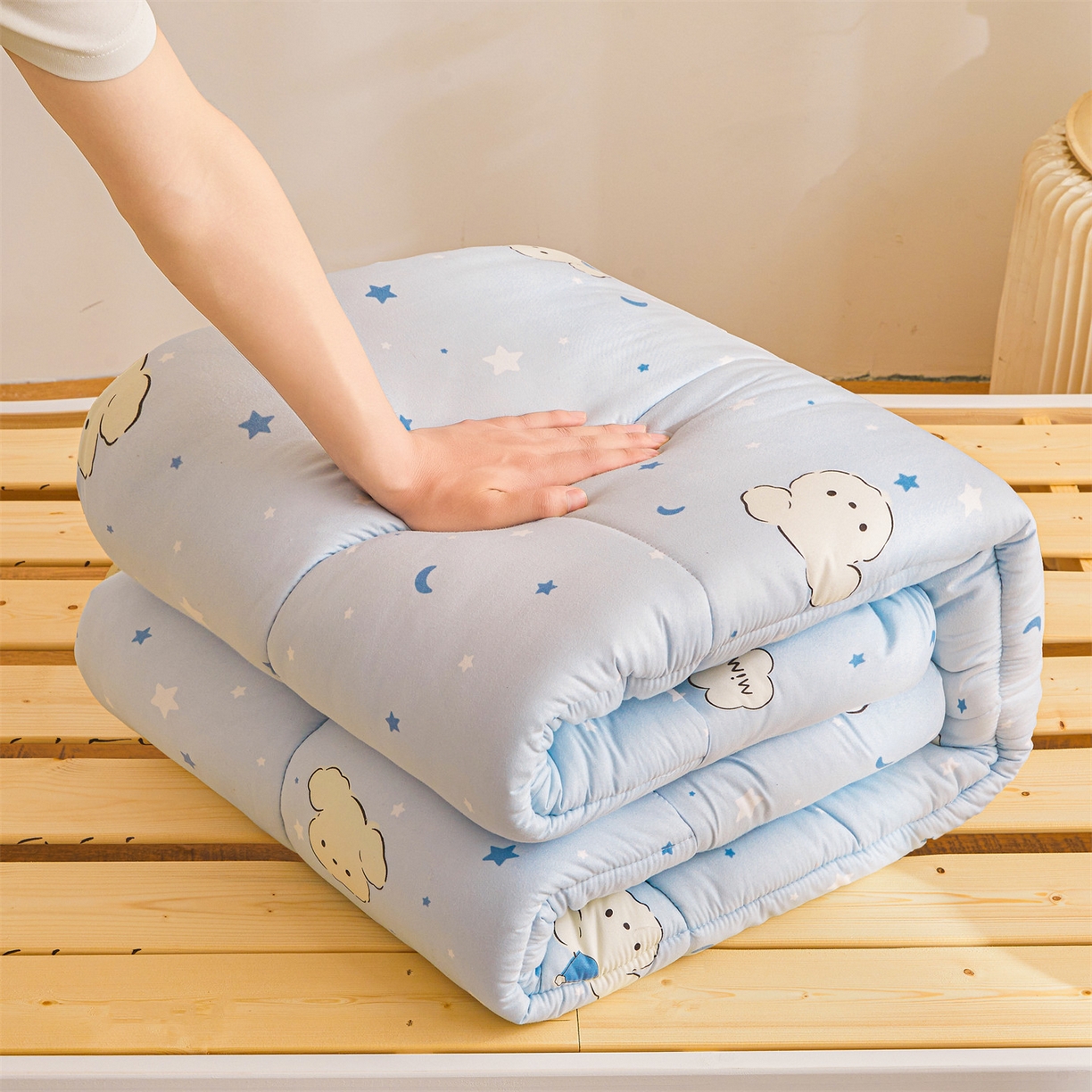 91家纺网 家纺一手货源 找家纺 梵蒂莎 2025新款新疆棉花四季款秋冬两用床垫子褥子宿舍印花学生款棉花床褥垫（场景1）（含买家秀） 晚安小狗-床垫