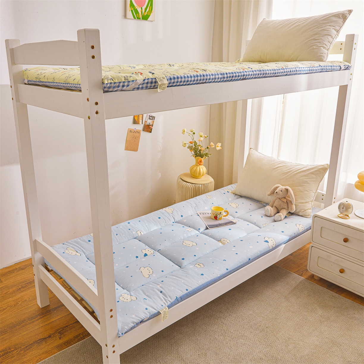 91家纺网 家纺一手货源 找家纺 梵蒂莎 2025新款新疆棉花四季款秋冬两用床垫子褥子宿舍印花学生款棉花床褥垫（场景1）（含买家秀） 晚安小狗-床垫