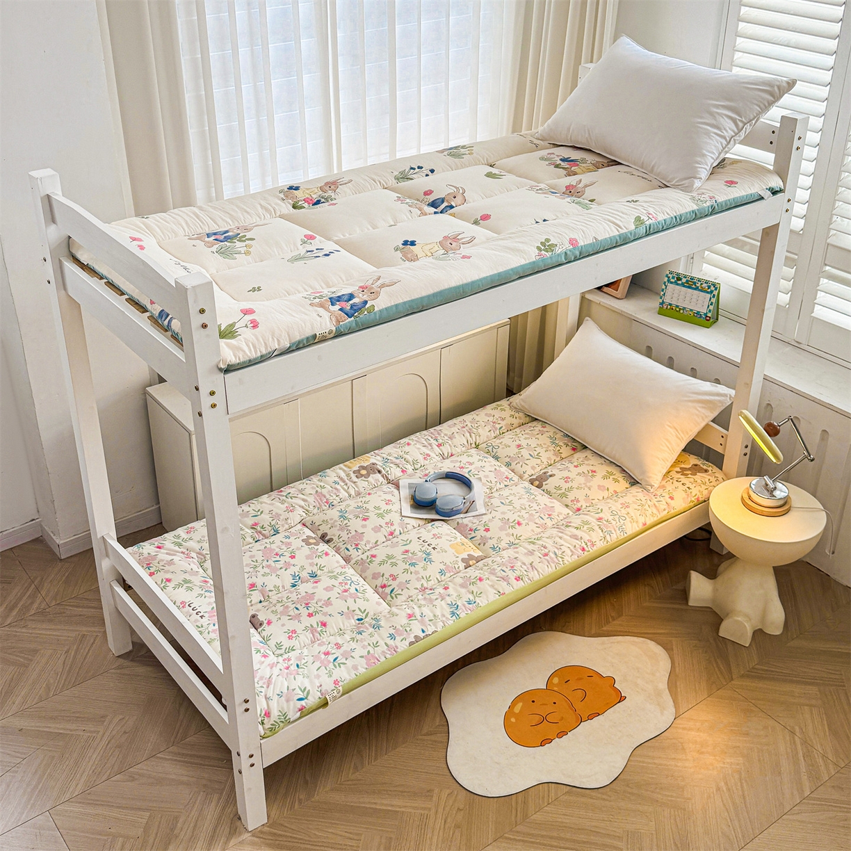 91家纺网 家纺一手货源 找家纺 梵蒂莎 2025新款新疆棉花四季款秋冬两用床垫子褥子学生宿舍印花学生款棉花床褥垫（场景2）（含买家秀） 小熊花畔-床垫