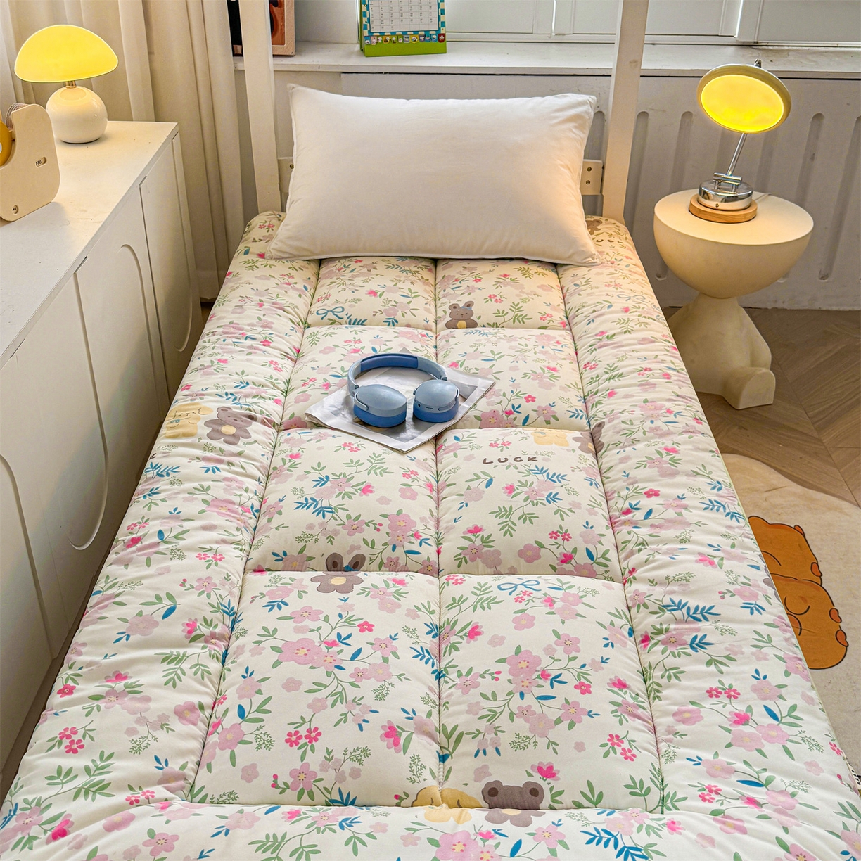 91家纺网 家纺一手货源 找家纺 梵蒂莎 2025新款新疆棉花四季款秋冬两用床垫子褥子学生宿舍印花学生款棉花床褥垫（场景2）（含买家秀） 小熊花畔-床垫