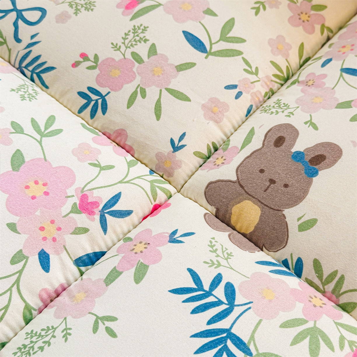 91家纺网 家纺一手货源 找家纺 梵蒂莎 2025新款新疆棉花四季款秋冬两用床垫子褥子学生宿舍印花学生款棉花床褥垫（场景2）（含买家秀） 小熊花畔-床垫