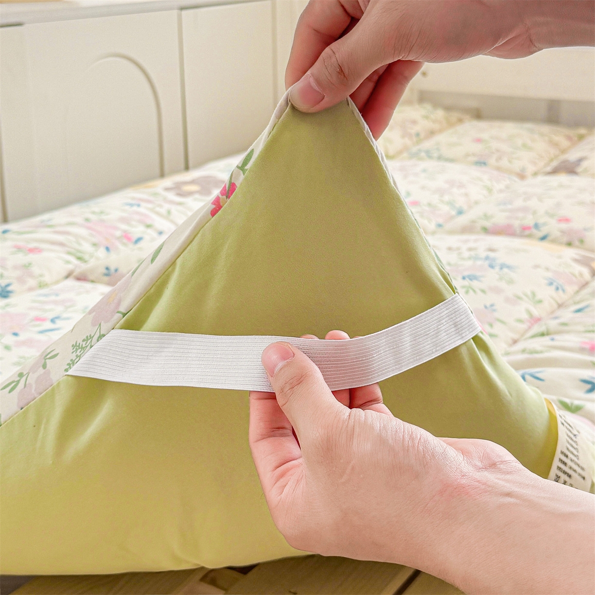 91家纺网 家纺一手货源 找家纺 梵蒂莎 2025新款新疆棉花四季款秋冬两用床垫子褥子学生宿舍印花学生款棉花床褥垫（场景2）（含买家秀） 小熊花畔-床垫