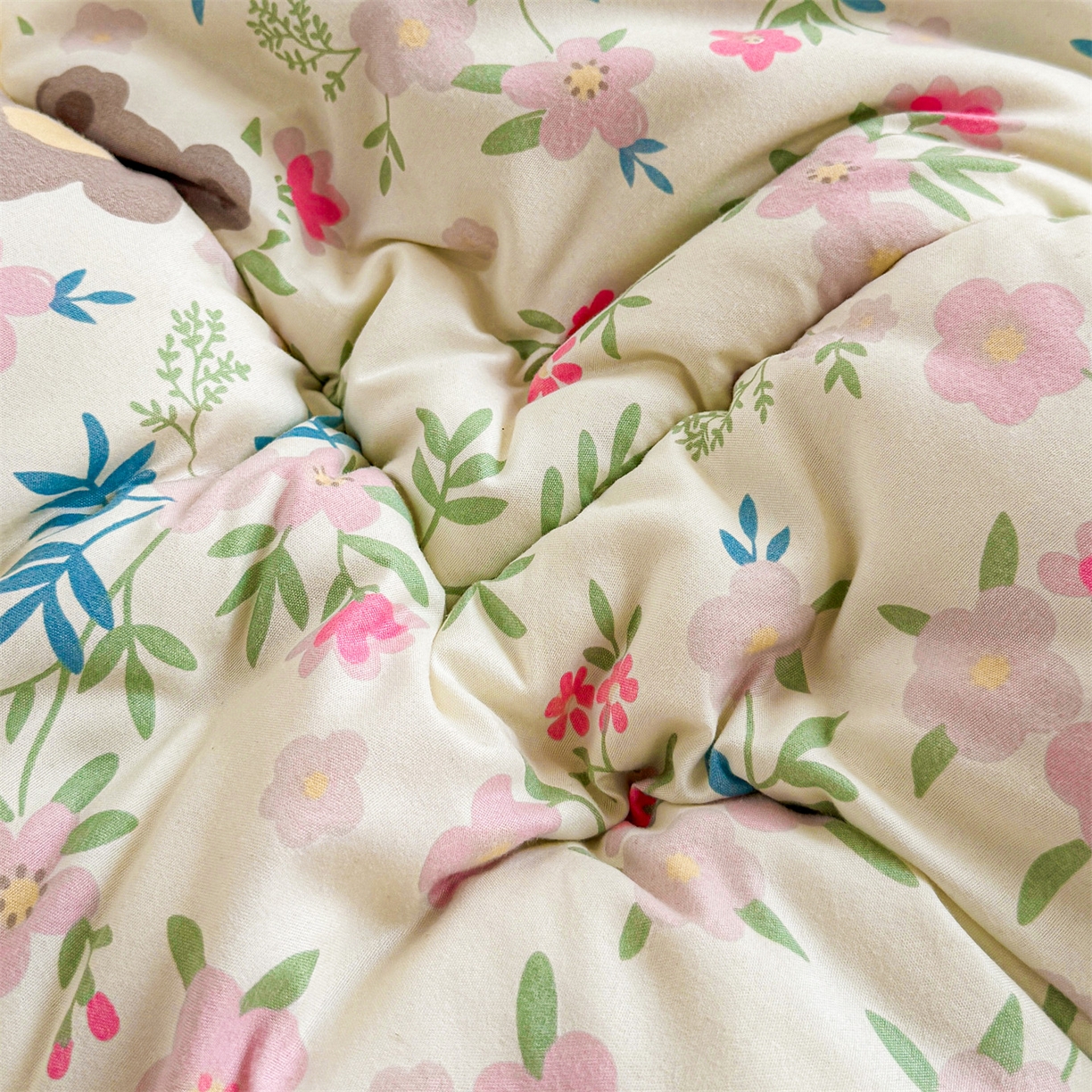 91家纺网 家纺一手货源 找家纺 梵蒂莎 2025新款新疆棉花四季款秋冬两用床垫子褥子学生宿舍印花学生款棉花床褥垫（场景2）（含买家秀） 小熊花畔-床垫