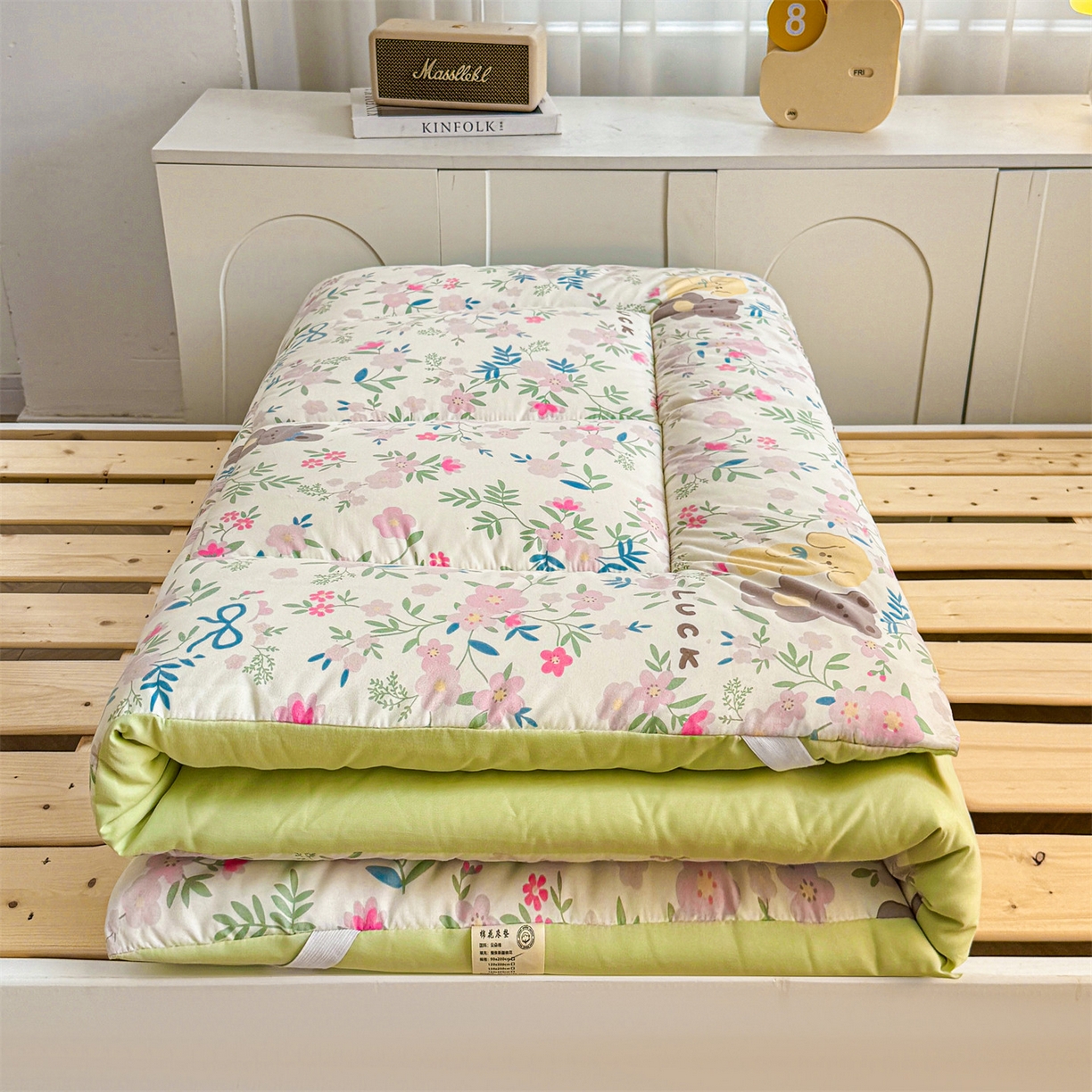 91家纺网 家纺一手货源 找家纺 梵蒂莎 2025新款新疆棉花四季款秋冬两用床垫子褥子学生宿舍印花学生款棉花床褥垫（场景2）（含买家秀） 小熊花畔-床垫