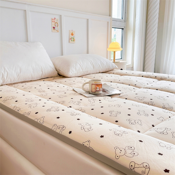 91家纺网 家纺一手货源 找家纺 梵蒂莎 2025新款新疆棉花四季款秋冬两用床垫子褥子学生宿舍印花学生款棉花床褥垫（场景2）（含买家秀） 比利小熊-床垫