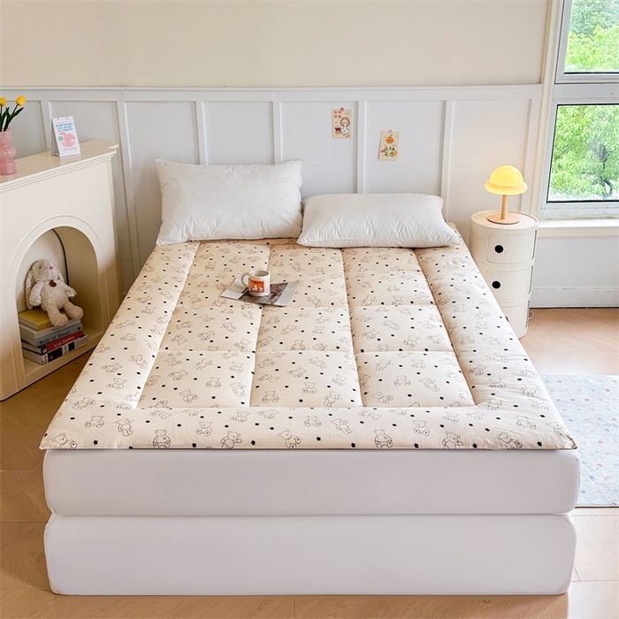 91家纺网 家纺一手货源 找家纺 梵蒂莎 2025新款新疆棉花四季款秋冬两用床垫子褥子学生宿舍印花学生款棉花床褥垫（场景2）（含买家秀） 比利小熊-床垫