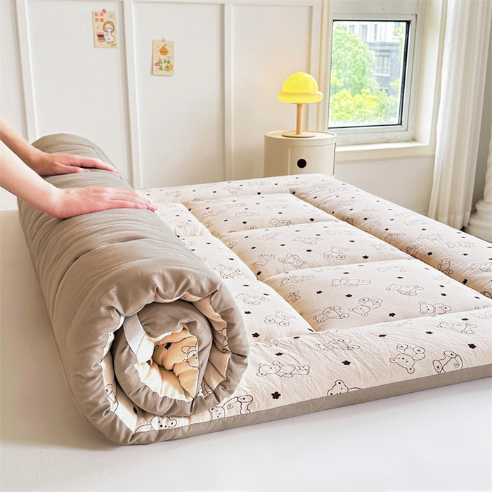 91家纺网 家纺一手货源 找家纺 梵蒂莎 2025新款新疆棉花四季款秋冬两用床垫子褥子宿舍印花学生款棉花床褥垫（场景1）（含买家秀） 比利小熊-床垫