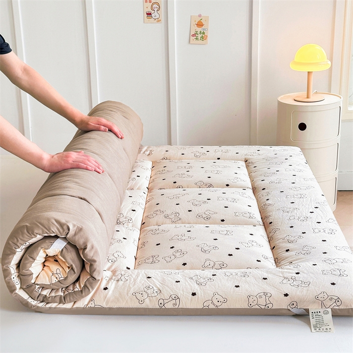 91家纺网 家纺一手货源 找家纺 梵蒂莎 2025新款新疆棉花四季款秋冬两用床垫子褥子宿舍印花学生款棉花床褥垫（场景1）（含买家秀） 比利小熊-床垫