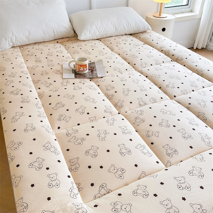 91家纺网 家纺一手货源 找家纺 梵蒂莎 2025新款新疆棉花四季款秋冬两用床垫子褥子宿舍印花学生款棉花床褥垫（场景1）（含买家秀） 比利小熊-床垫