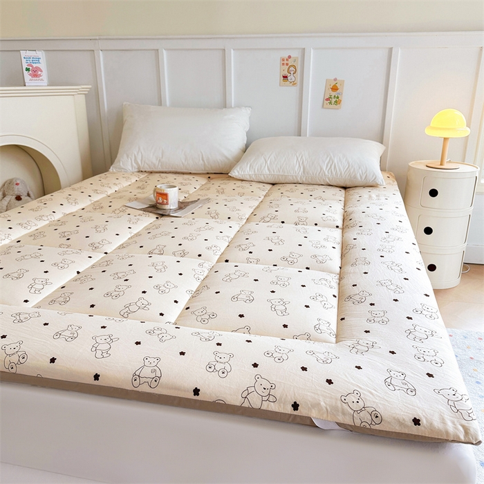 91家纺网 家纺一手货源 找家纺 梵蒂莎 2025新款新疆棉花四季款秋冬两用床垫子褥子学生宿舍印花学生款棉花床褥垫（场景2）（含买家秀） 比利小熊-床垫