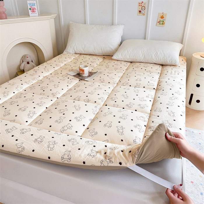 91家纺网 家纺一手货源 找家纺 梵蒂莎 2025新款新疆棉花四季款秋冬两用床垫子褥子学生宿舍印花学生款棉花床褥垫（场景2）（含买家秀） 比利小熊-床垫