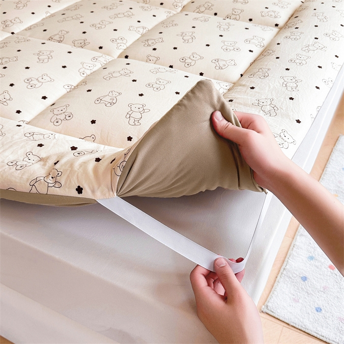 91家纺网 家纺一手货源 找家纺 梵蒂莎 2025新款新疆棉花四季款秋冬两用床垫子褥子学生宿舍印花学生款棉花床褥垫（场景2）（含买家秀） 比利小熊-床垫