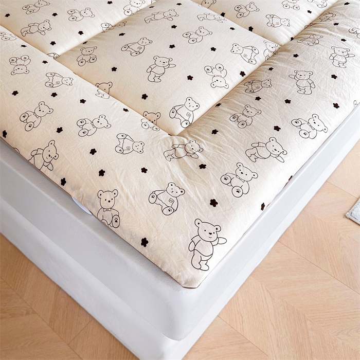 91家纺网 家纺一手货源 找家纺 梵蒂莎 2025新款新疆棉花四季款秋冬两用床垫子褥子学生宿舍印花学生款棉花床褥垫（场景2）（含买家秀） 比利小熊-床垫