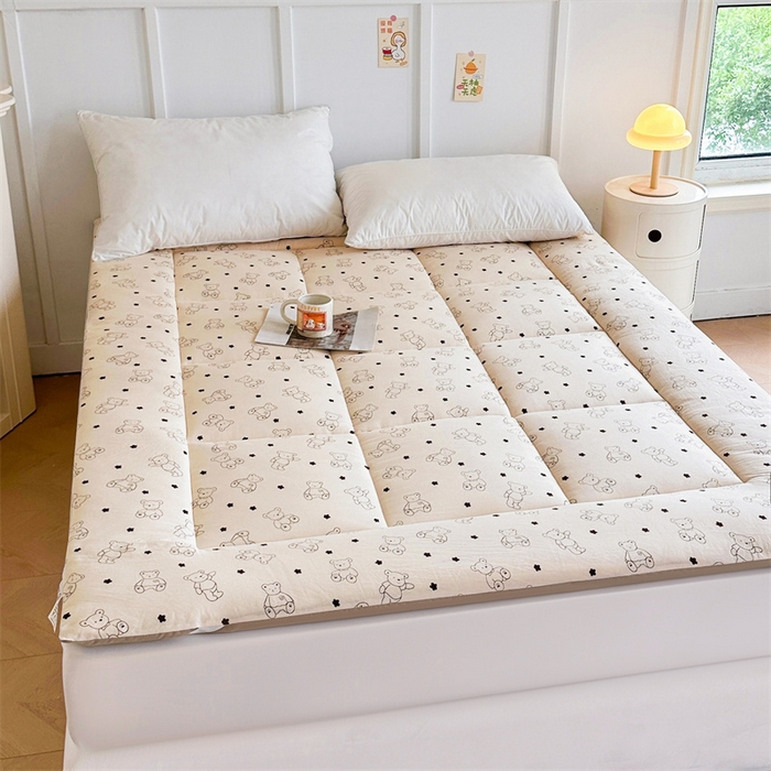 91家纺网 家纺一手货源 找家纺 梵蒂莎 2025新款新疆棉花四季款秋冬两用床垫子褥子宿舍印花学生款棉花床褥垫（场景1）（含买家秀） 比利小熊-床垫