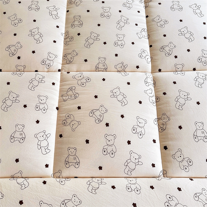 91家纺网 家纺一手货源 找家纺 梵蒂莎 2025新款新疆棉花四季款秋冬两用床垫子褥子学生宿舍印花学生款棉花床褥垫（场景2）（含买家秀） 比利小熊-床垫