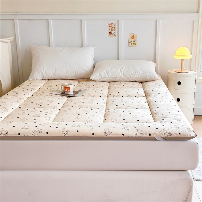 91家纺网 家纺一手货源 找家纺 梵蒂莎 2025新款新疆棉花四季款秋冬两用床垫子褥子宿舍印花学生款棉花床褥垫（场景1）（含买家秀） 比利小熊-床垫