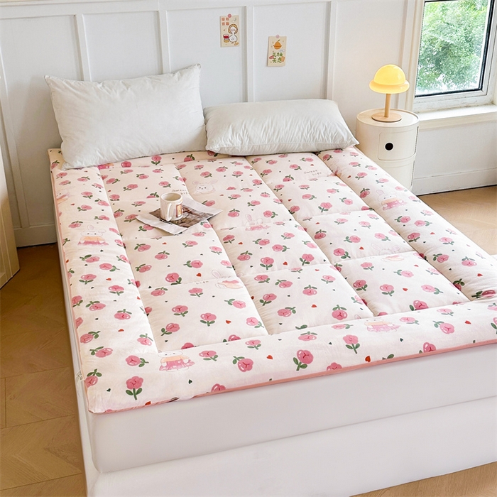 91家纺网 家纺一手货源 找家纺 梵蒂莎 2025新款新疆棉花四季款秋冬两用床垫子褥子学生宿舍印花学生款棉花床褥垫（场景2）（含买家秀） 碧叶粉黛-床垫