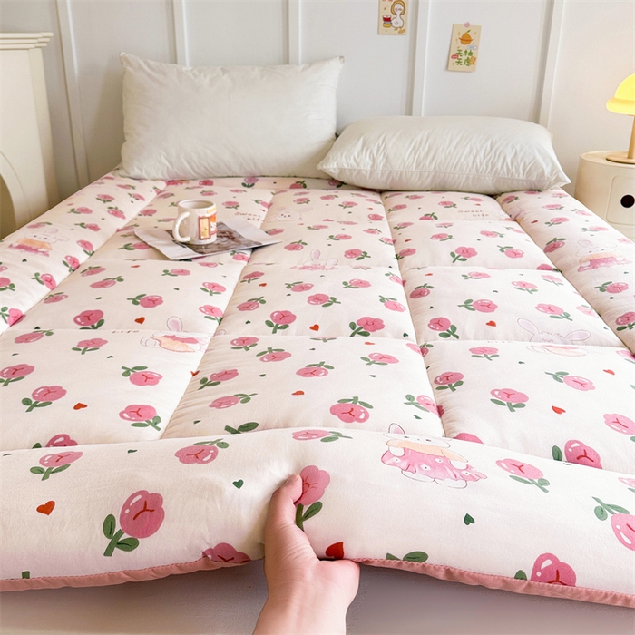 91家纺网 家纺一手货源 找家纺 梵蒂莎 2025新款新疆棉花四季款秋冬两用床垫子褥子宿舍印花学生款棉花床褥垫（场景1）（含买家秀） 碧叶粉黛-床垫