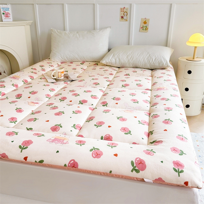 91家纺网 家纺一手货源 找家纺 梵蒂莎 2025新款新疆棉花四季款秋冬两用床垫子褥子宿舍印花学生款棉花床褥垫（场景1）（含买家秀） 碧叶粉黛-床垫