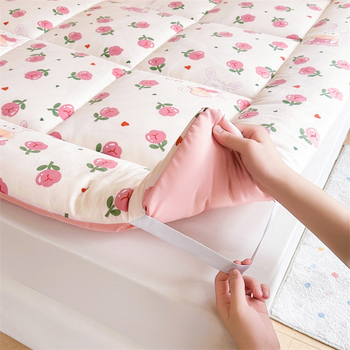 91家纺网 家纺一手货源 找家纺 梵蒂莎 2025新款新疆棉花四季款秋冬两用床垫子褥子宿舍印花学生款棉花床褥垫（场景1）（含买家秀） 碧叶粉黛-床垫