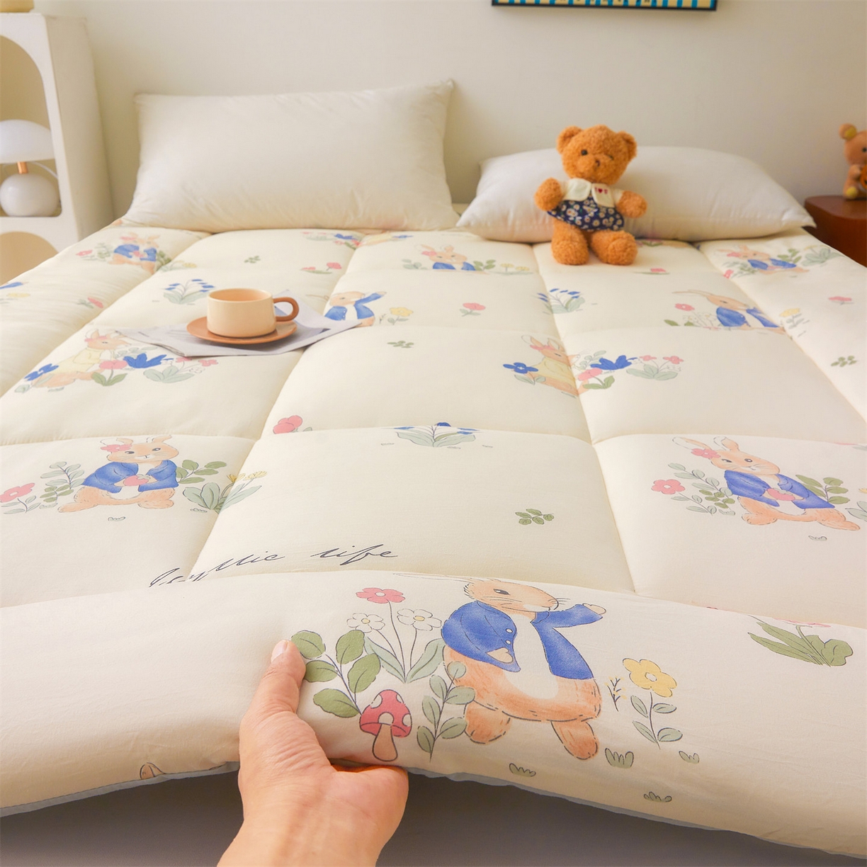 91家纺网 家纺一手货源 找家纺 梵蒂莎 2025秋冬新品云朵棉新疆棉花床垫垫背床褥垫单人床褥宿舍加厚褥子（2025新花型拍图中）爱丽丝-床垫系列