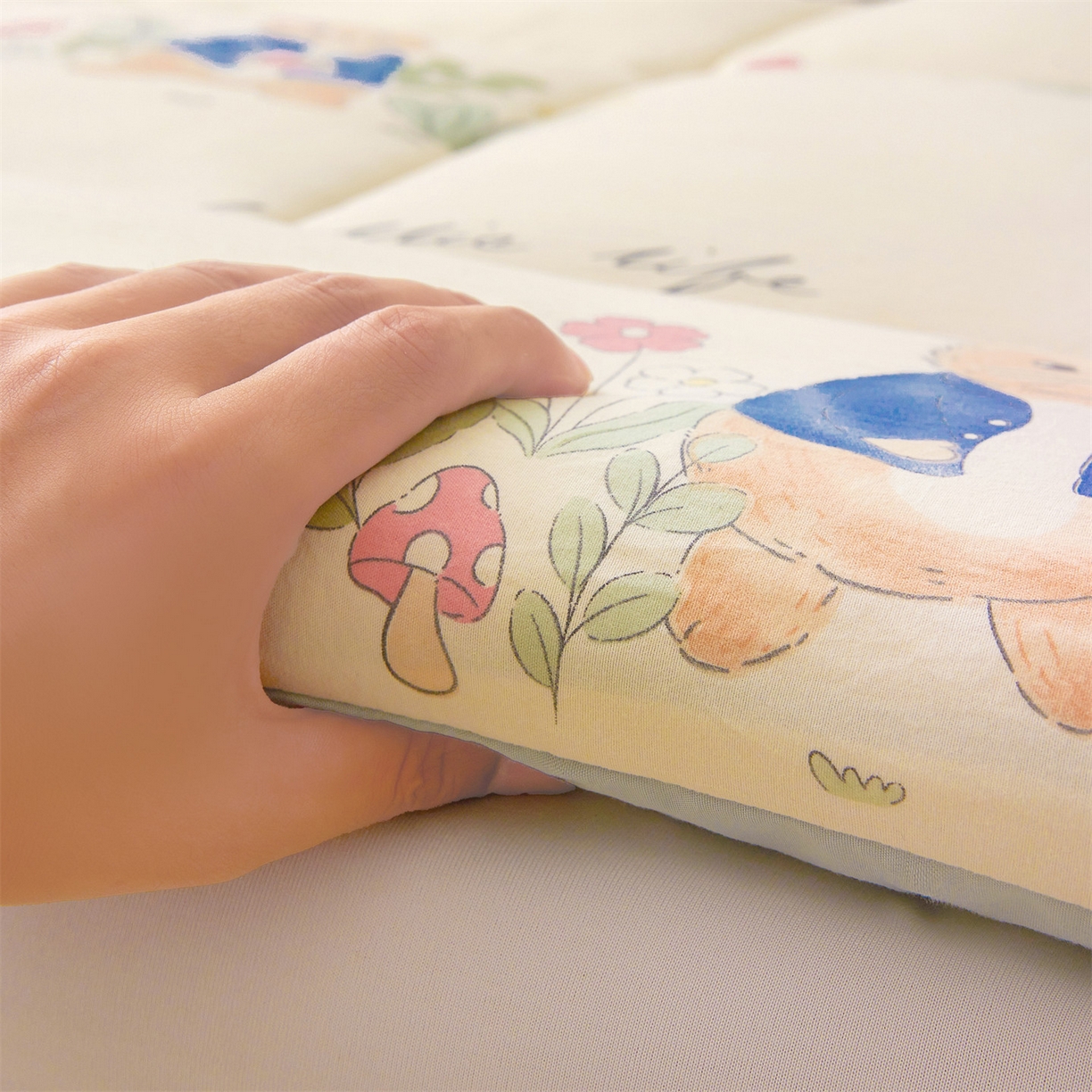 91家纺网 家纺一手货源 找家纺 梵蒂莎 2025秋冬新品云朵棉新疆棉花床垫垫背床褥垫单人床褥宿舍加厚褥子（2025新花型拍图中）爱丽丝-床垫系列