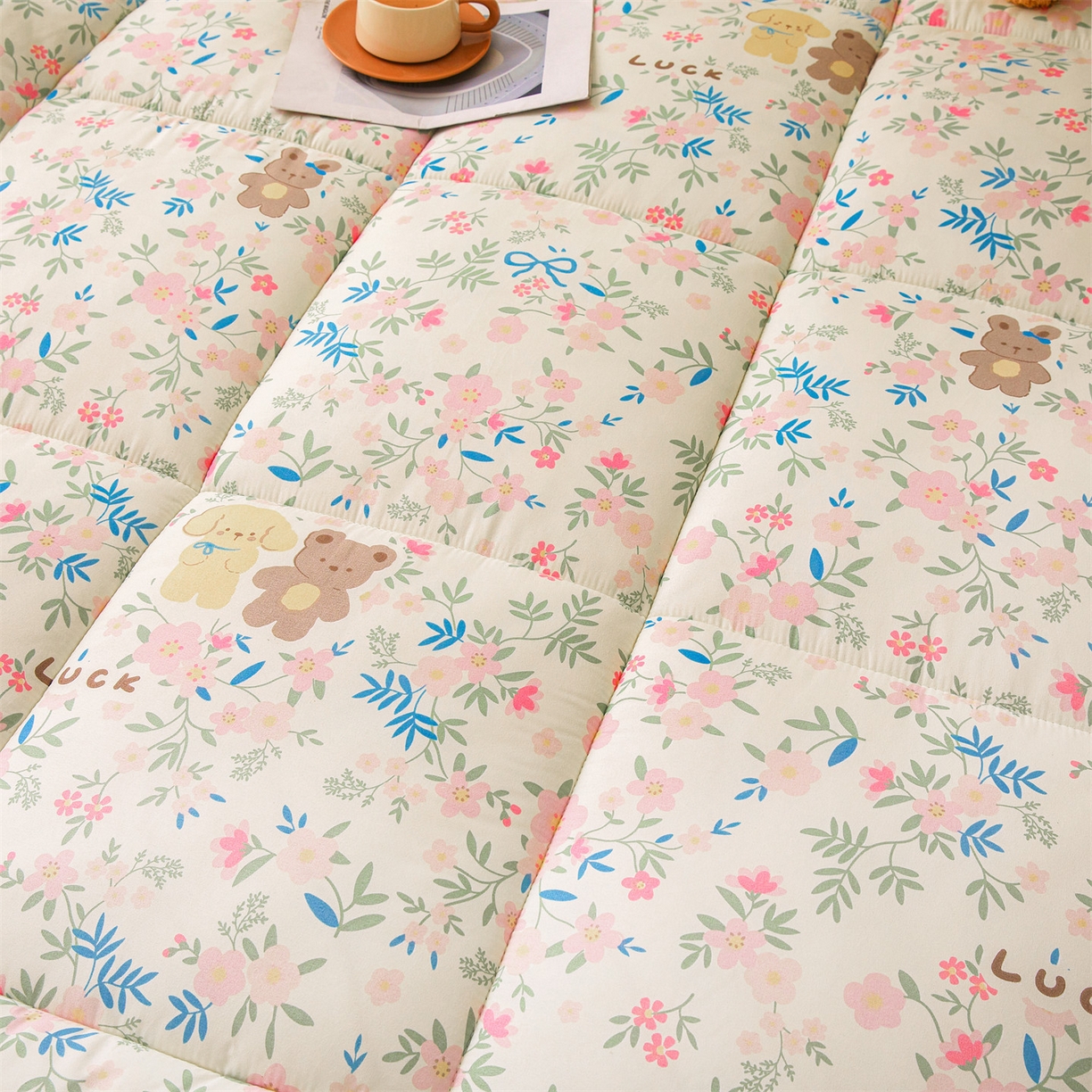 91家纺网 家纺一手货源 找家纺 梵蒂莎 2025秋冬新品云朵棉新疆棉花床垫垫背床褥垫单人床褥宿舍加厚褥子（2025新花型拍图中）花园小熊-床垫系列