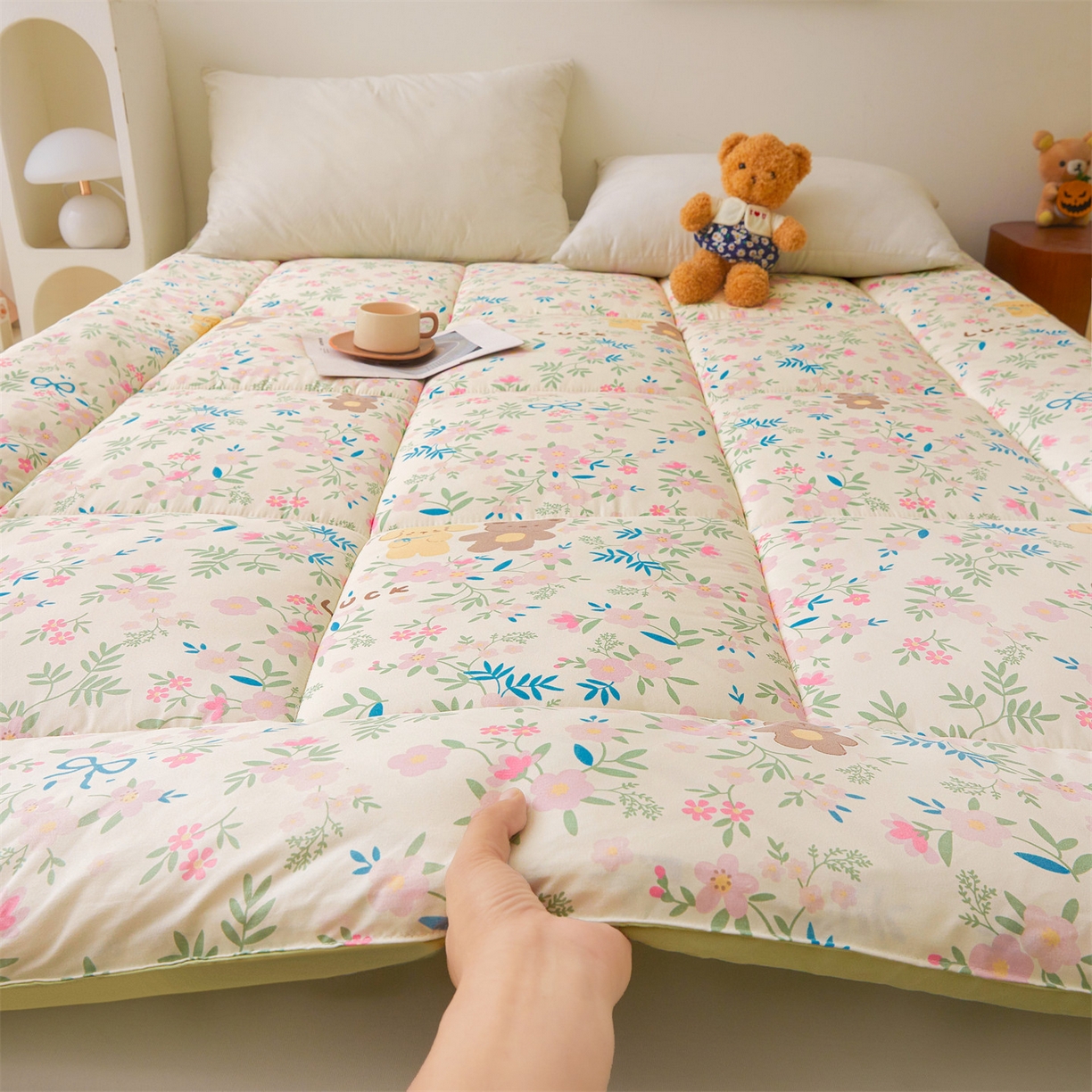 91家纺网 家纺一手货源 找家纺 梵蒂莎 2025秋冬新品云朵棉新疆棉花床垫垫背床褥垫单人床褥宿舍加厚褥子（2025新花型拍图中）花园小熊-床垫系列