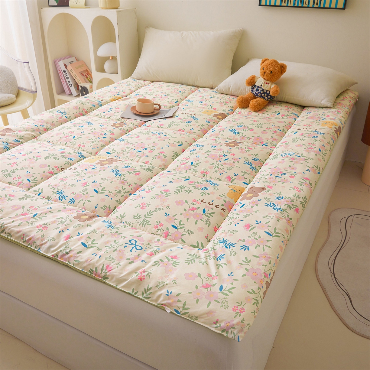 91家纺网 家纺一手货源 找家纺 梵蒂莎 2025秋冬新品云朵棉新疆棉花床垫垫背床褥垫单人床褥宿舍加厚褥子（2025新花型拍图中）花园小熊-床垫系列