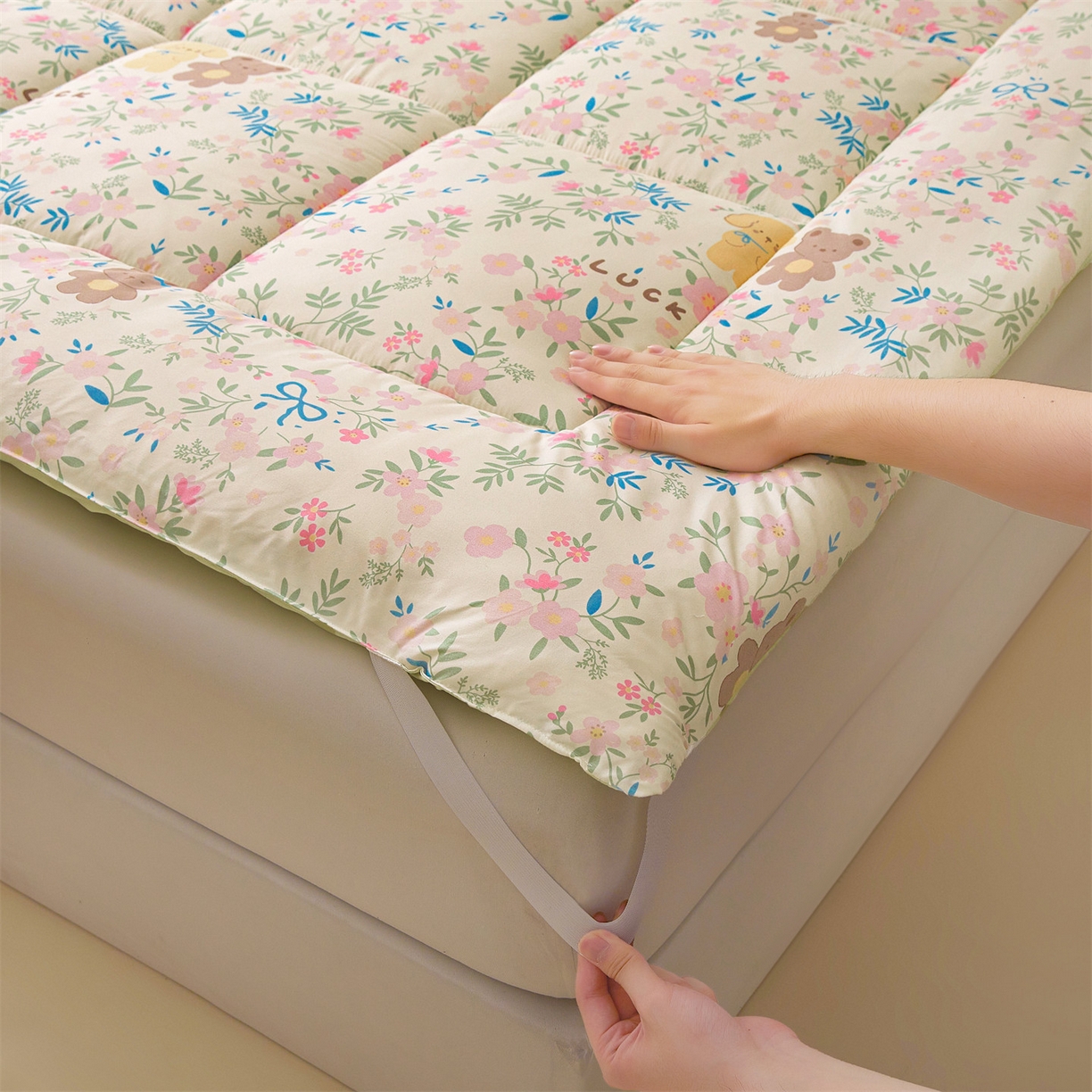 91家纺网 家纺一手货源 找家纺 梵蒂莎 2025秋冬新品云朵棉新疆棉花床垫垫背床褥垫单人床褥宿舍加厚褥子（2025新花型拍图中）花园小熊-床垫系列