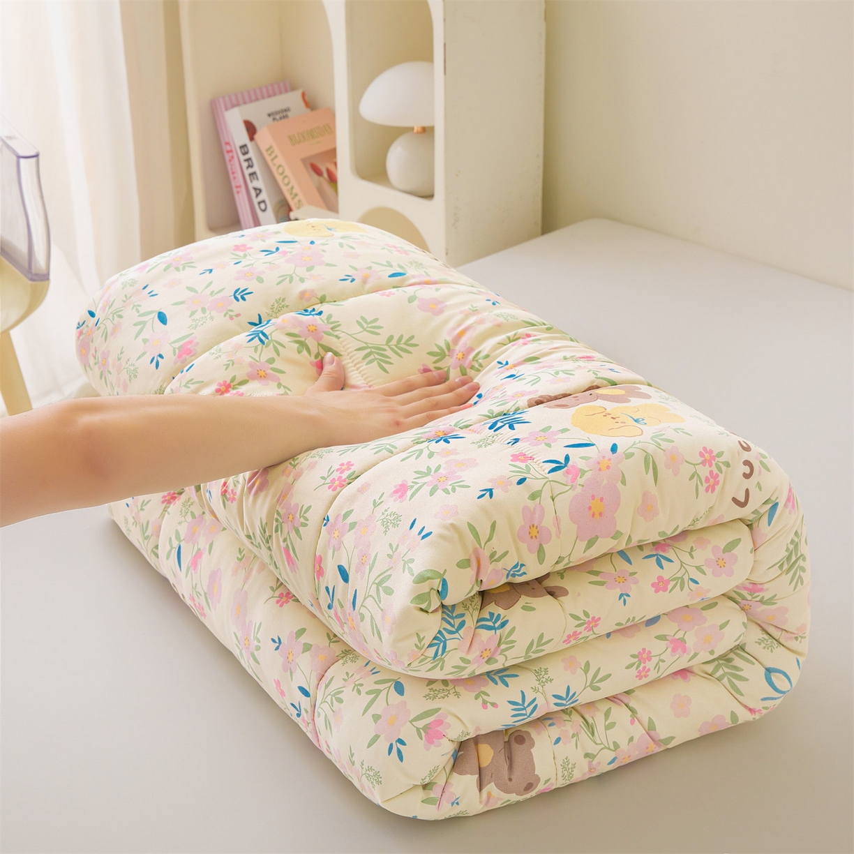 91家纺网 家纺一手货源 找家纺 梵蒂莎 2025秋冬新品云朵棉新疆棉花床垫垫背床褥垫单人床褥宿舍加厚褥子（2025新花型拍图中）花园小熊-床垫系列