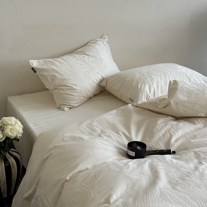 91家纺网 家纺一手货源 找家纺 鹿班家居2025年秋冬款云感超柔厚织提花浮雕系列——雾光森林 雾光森林-白