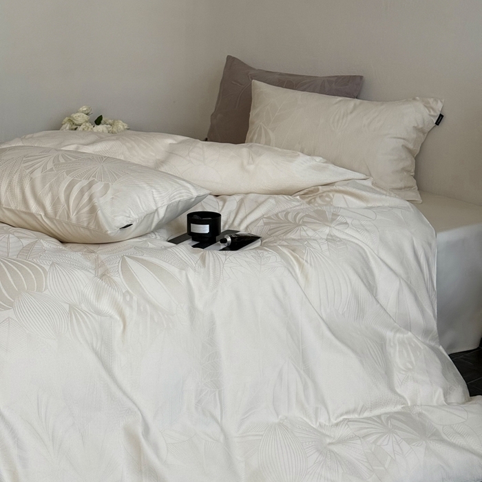 91家纺网 家纺一手货源 找家纺 鹿班家居2025年秋冬款云感超柔厚织提花浮雕系列——雾光森林 雾光森林-白