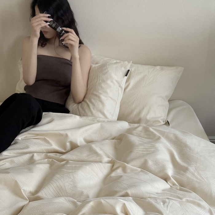 91家纺网 家纺一手货源 找家纺 鹿班家居2025年秋冬款云感超柔厚织提花浮雕系列——雾光森林 雾光森林-白