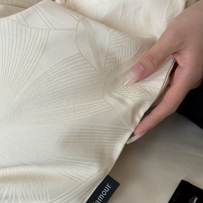 91家纺网 家纺一手货源 找家纺 鹿班家居2025年秋冬款云感超柔厚织提花浮雕系列——雾光森林 雾光森林-白