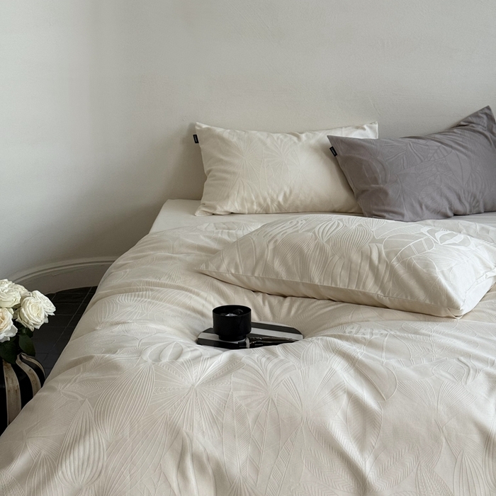 91家纺网 家纺一手货源 找家纺 鹿班家居2025年秋冬款云感超柔厚织提花浮雕系列——雾光森林 雾光森林-白