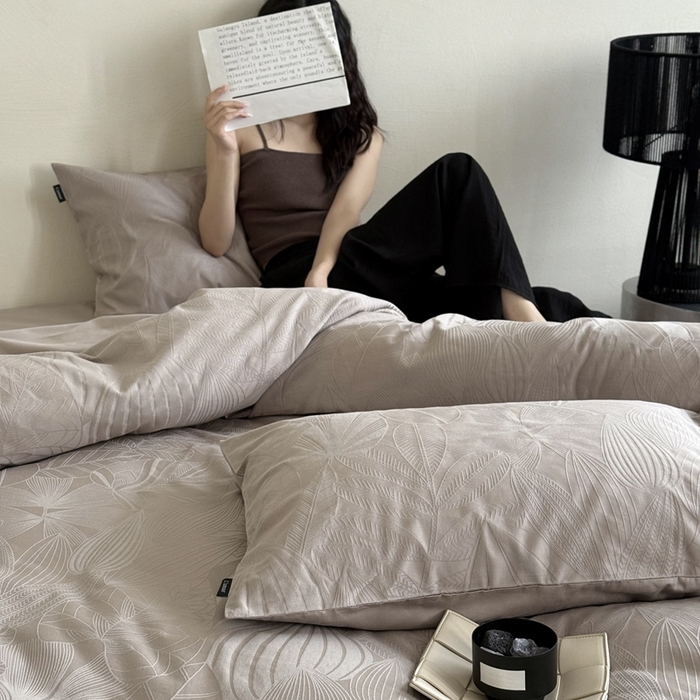 91家纺网 家纺一手货源 找家纺 鹿班家居2025年秋冬款云感超柔厚织提花浮雕系列——雾光森林 雾光森林-咖