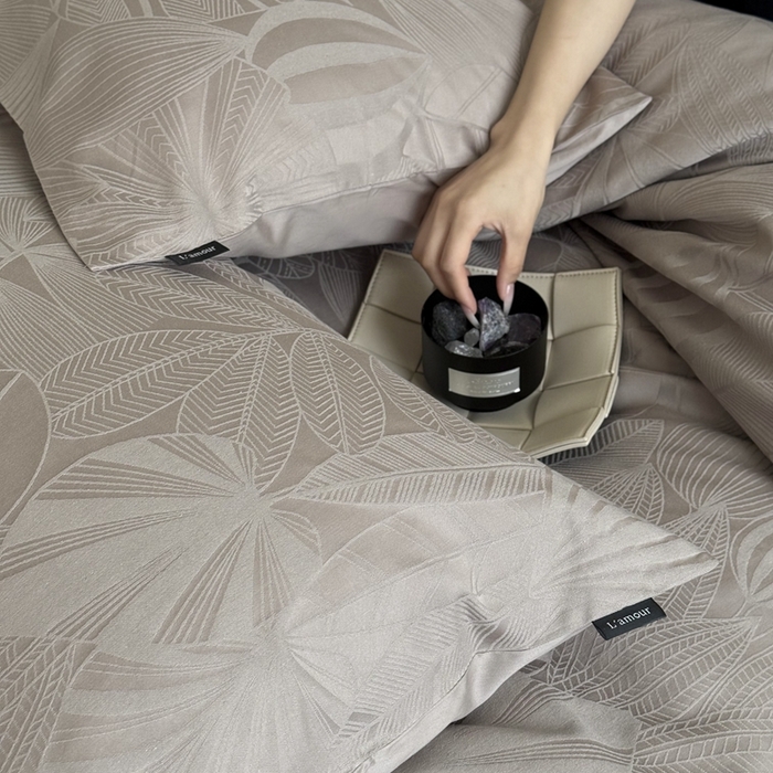 91家纺网 家纺一手货源 找家纺 鹿班家居2025年秋冬款云感超柔厚织提花浮雕系列——雾光森林 雾光森林-咖