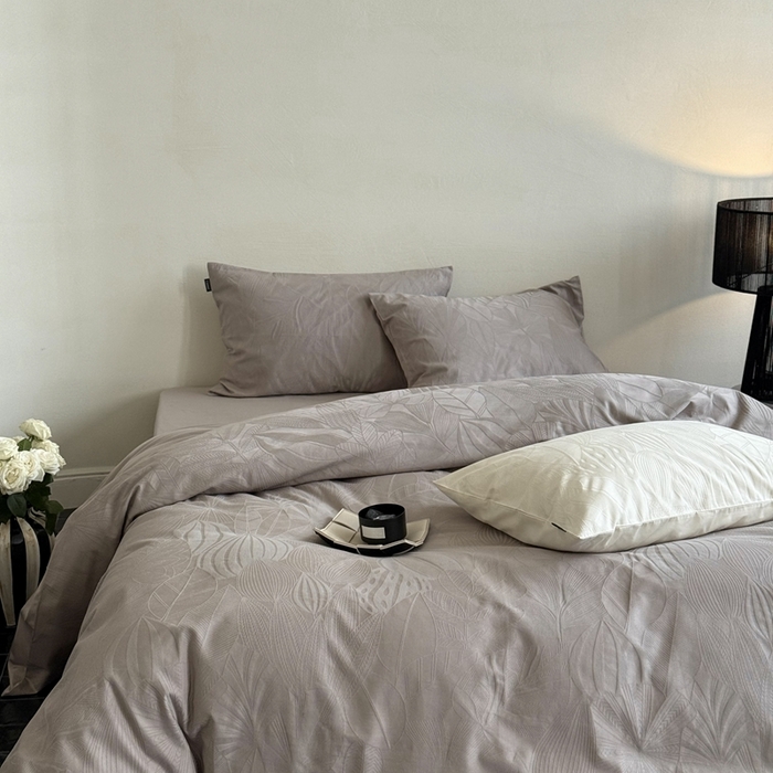 91家纺网 家纺一手货源 找家纺 鹿班家居2025年秋冬款云感超柔厚织提花浮雕系列——雾光森林 雾光森林-咖