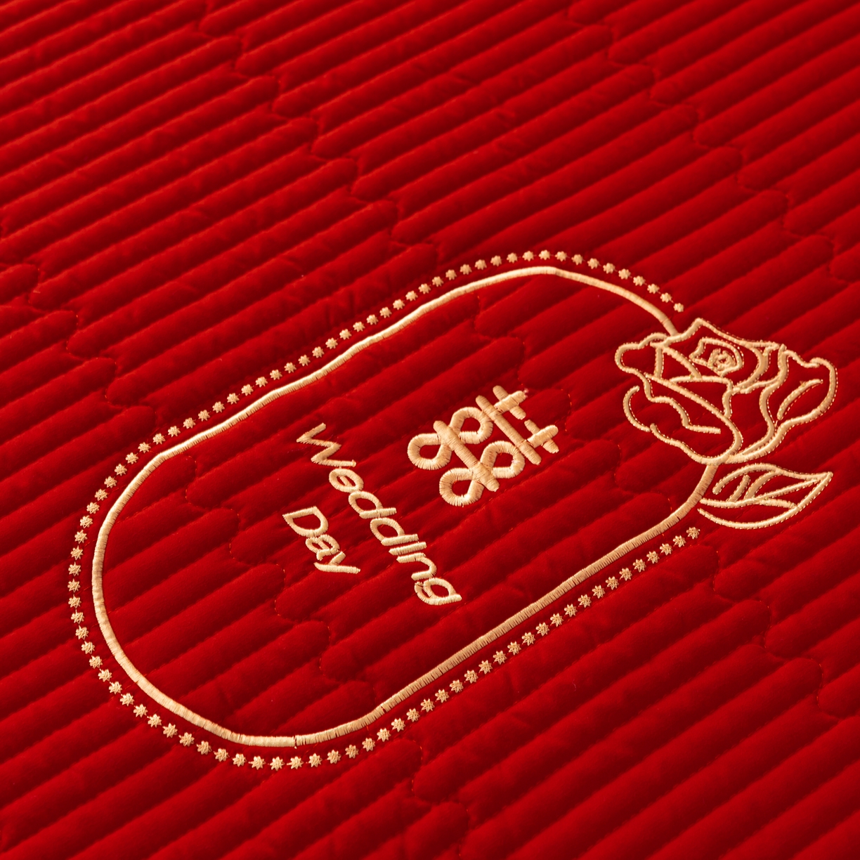 91家纺网 家纺一手货源 找家纺 卓缦家纺 2025新款婚庆加厚软床垫软床笠三件套婚庆床单床盖 情缘-床笠