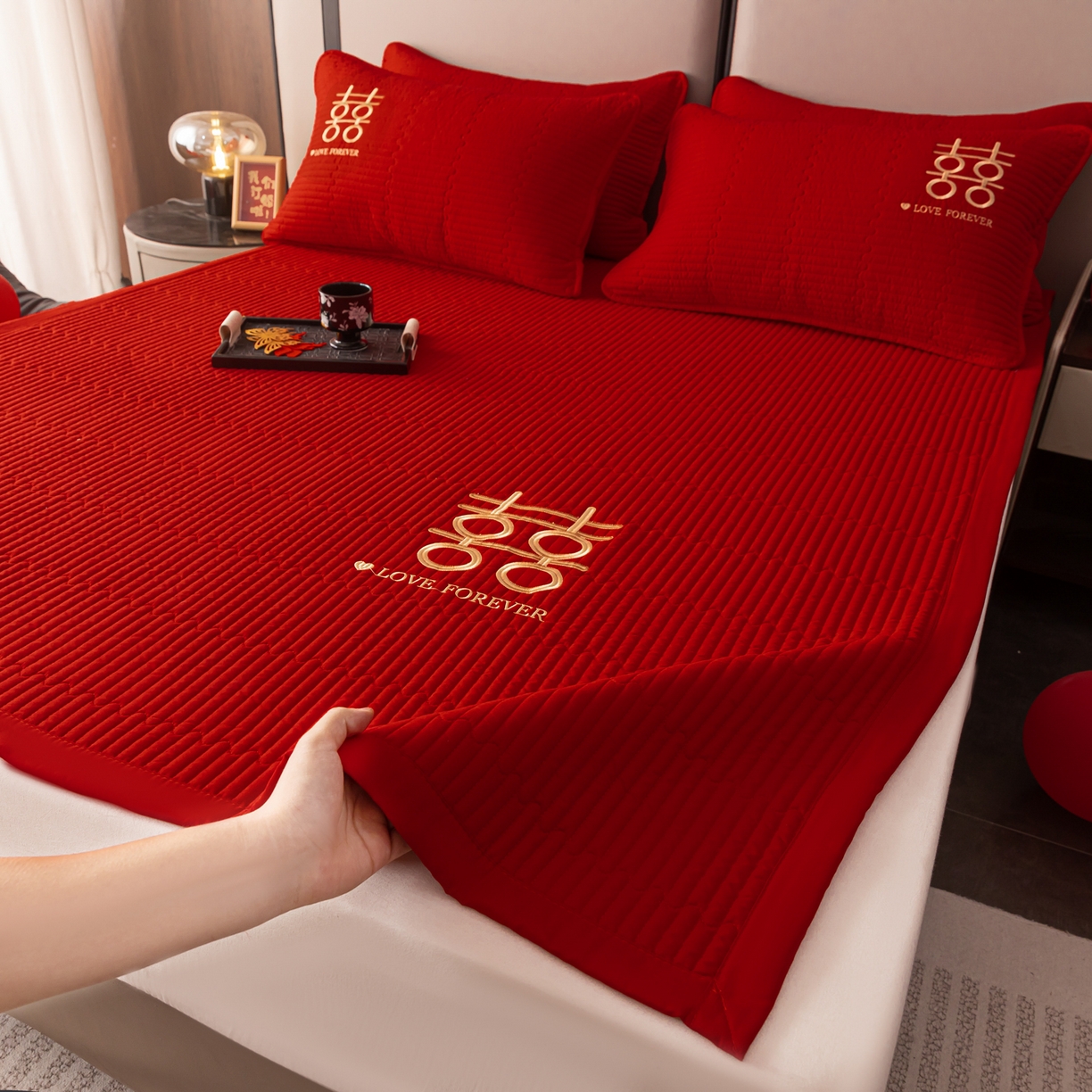 91家纺网 家纺一手货源 找家纺 卓缦家纺 2025新款婚庆加厚软床垫软床笠三件套婚庆床单床盖 欢喜-床护垫