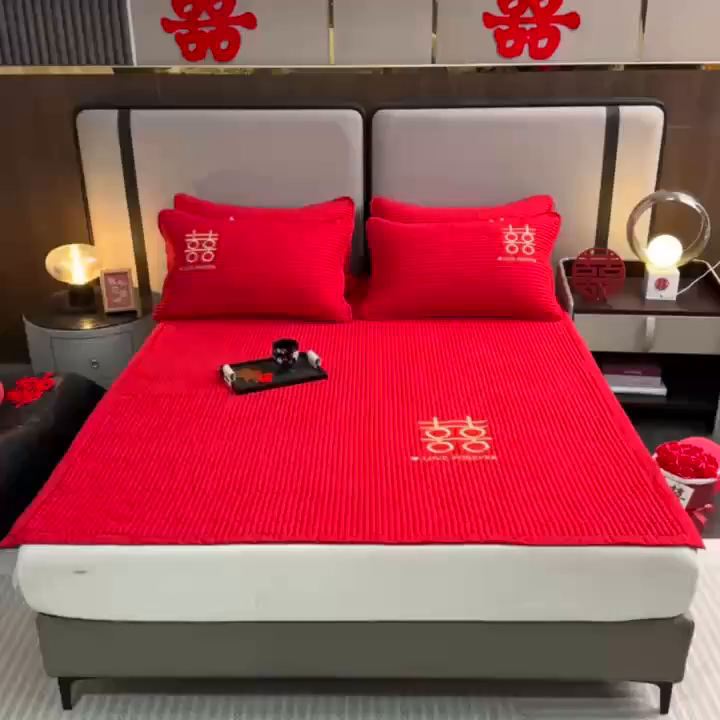 91家纺网 家纺一手货源 找家纺 卓缦家纺 2025新款婚庆加厚软床垫软床笠三件套婚庆床单床盖 欢喜-床护垫