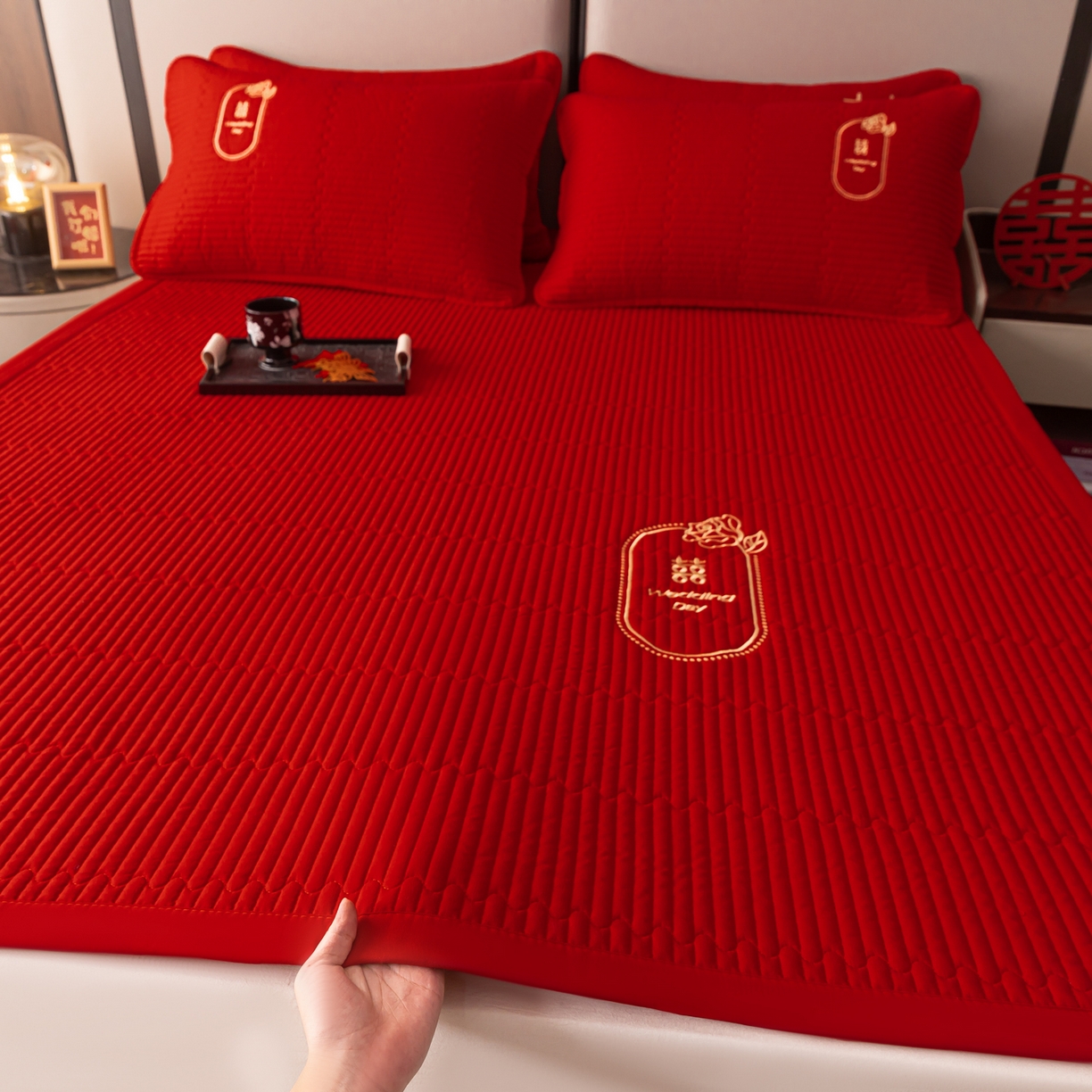 91家纺网 家纺一手货源 找家纺 卓缦家纺 2025新款婚庆加厚软床垫软床笠三件套婚庆床单床盖 情缘-床护垫