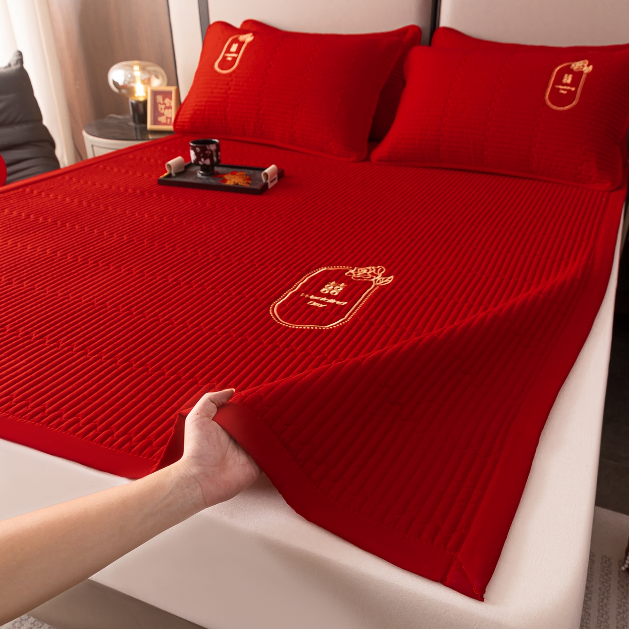 91家纺网 家纺一手货源 找家纺 卓缦家纺 2025新款婚庆加厚软床垫软床笠三件套婚庆床单床盖 情缘-床护垫