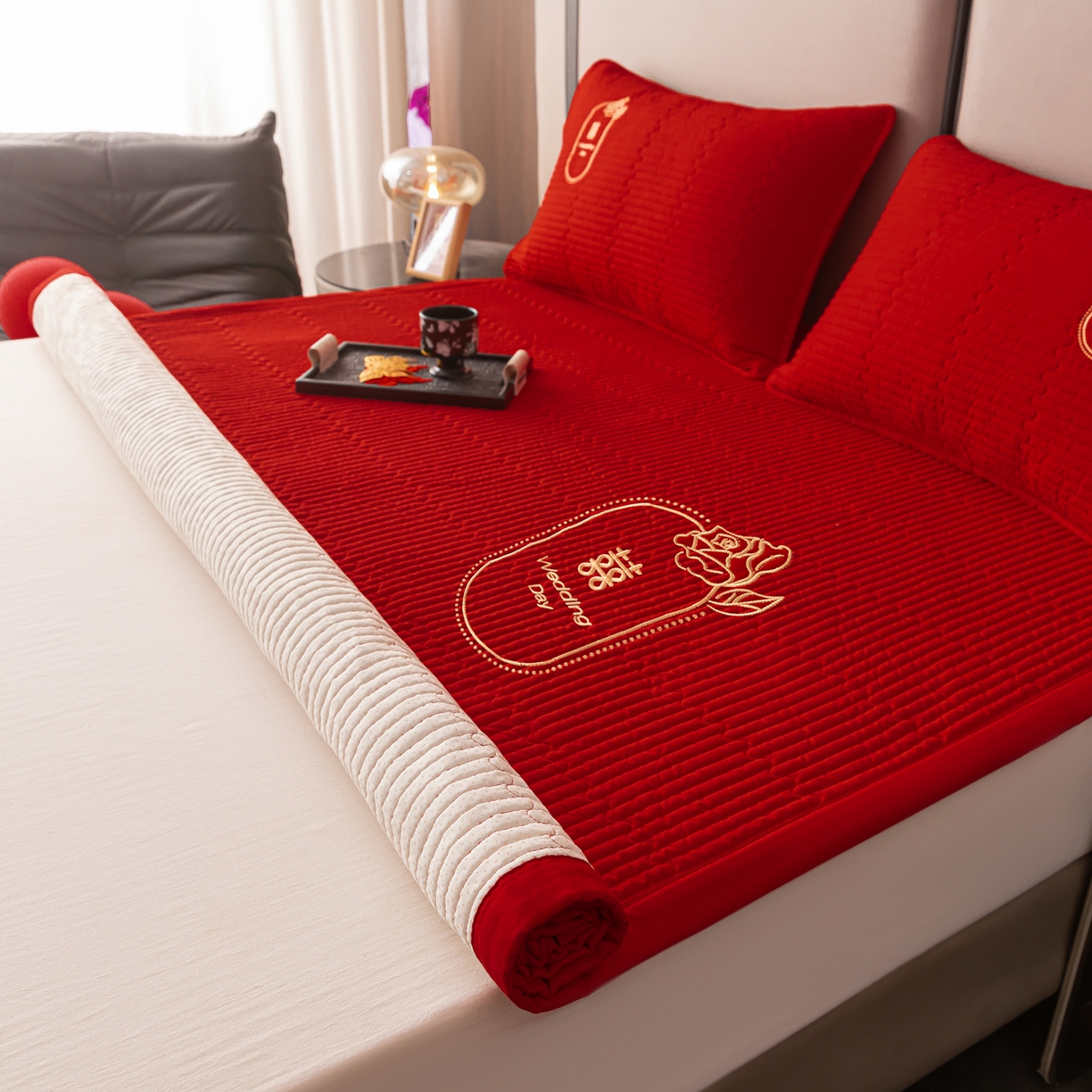 91家纺网 家纺一手货源 找家纺 卓缦家纺 2025新款婚庆加厚软床垫软床笠三件套婚庆床单床盖 情缘-床护垫